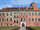 W bliskiej odległości znajduje się Zamek Arcybiskupów Gnieźnieńskich