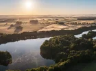 W sąsiedztwie znajduje się las oraz Jezioro Graniczne