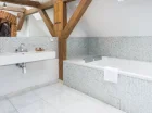 Wspaniale zachowana konstrukcja strychu widoczna w łazience