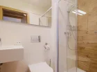 Każdy pokój ma łazienkę z prysznicem i suszarką do włosów