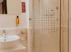 Prywatne łazienki posiadają prysznic, szlafroki i suszarkę do włosów