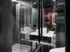 Pod prysznicami zamontowano nowoczesne deszczownice