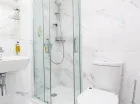 Każdy pokój dysponuje własną łazienką z kabiną prysznicową