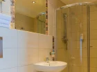 Łazienki są wyposażone w prysznic i suszarkę do włosów oraz komplet ręczników