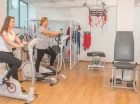 Osoby lubiące aktywność fizyczną mogą skorzystać z sali fitness