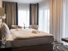 Pokoje Deluxe posiadają własne balkony, klimatyzację i czajnik