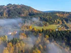 Otoczony lasem hotel sąsiaduje z rezerwatem przyrody Góry Izerskie