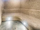 W kompleksie saun dostępna jest sauna sucha oraz łaźnia fińska