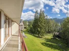 Pokoje 2 i 4-osobowe mają balkony z widokiem na góry i lasy