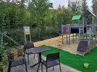 W ogródku jest plac zabaw dla dzieci i miejsce relaksu dla dorosłych