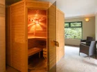 W hotelu można skorzystać z sauny, a po seansie ochłodzić się w górskim potoku