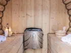 Sauna jest przyjemnie wybudowana z drewnianych bali