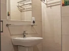 Każdy pokój posiada przestronną łazienkę z prysznicem