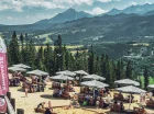 Na Gubałówce można odpocząć na plaży z widokiem na Tatry