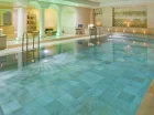 Hotel posiada elegancką strefę wellness z wewnętrznym basenem