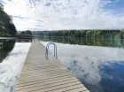 Goście mogą zażywać kąpieli w czystej wodzie jeziora
