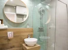 Każdy apartament posiada nowoczesną łazienkę z kabiną prysznicową