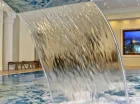 Hotelowy basen wyposażono w atrakcje: deszczownicę, bicze wodne, przeciwprąd