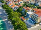 Hotel oddziela od plaży jedynie zadrzewiona promenada