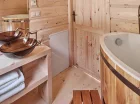 W łazience na parterze znajduje się wanna w formie drewnianej balii