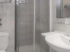Każdy pokój ma własną łazienkę z kabiną prysznicową