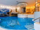 Strefa wellness składa się z basenu, jacuzzi i sauny