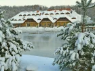 Hotel jest położony nad jeziorem w miejscowości Pokrzywna w woj. opolskim