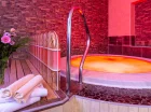 Można tutaj odprężyć się w jacuzzi lub saunie