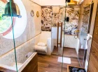 Opalana węglem sauna sąsiaduje z miejscem relaksu oraz chłodzącym prysznicem