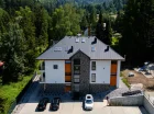 Apartamentowiec Sun & Snow Trzy Kopce jest otoczony lasem