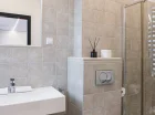Łazienka z prysznicem i suszarką do włosów w pokoju standard