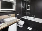 Pokojom towarzyszą nowoczesne łazienki