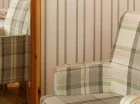 W pokojach zadbano o fotele lub krzesła
