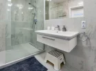 W łazience znajduje się kabina prysznicowa i opcjonalnie pralka