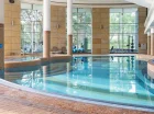 Hotel posiada basen pływacko-rekreacyjny z atrakcjami wodnymi i strefą zabaw