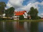 Hotel Anek jest położony w centrum Mrągowa nad samym brzegiem jeziora