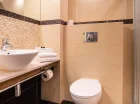 Łazienki z prysznicem wyposażono w suszarki do włosów