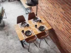 Jest też stół z krzesłami