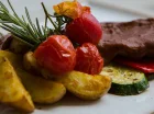 Restauracja serwuje dania kuchni polskiej oraz światowe przysmaki