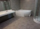 Łazienka apartamentu to prawdziwy salon kąpielowy z wanną i prysznicem