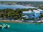 Hotel położony jest na sosnowym półwyspie nad Adriatykiem