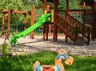 Na świeżym powietrzu dzieci mogą szaleć na kolorowym placu zabaw