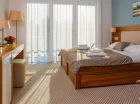 Pokoje standard są komfortowe, klimatyzowane, utrzymane w stonowanych kolorach