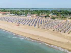 Hotel ma prywatną plażę z leżakami i parasolami