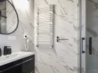 Każdy apartament posiada własną łazienkę z kabiną prysznicową