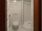 W łazience mieści się kabina prysznicowa oraz pełen węzeł sanitarny