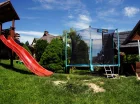 Na terenie kompleksu znajdują się place zabaw z trampolinami