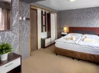 Typowy pokój 2-osobowy posiada połączone łóżka, TV, wifi i łazienkę