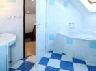 W łazience na poddaszu zamontowano wannę