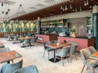 W hotelu mieści się elegancka restauracja z przeszkloną ścianą